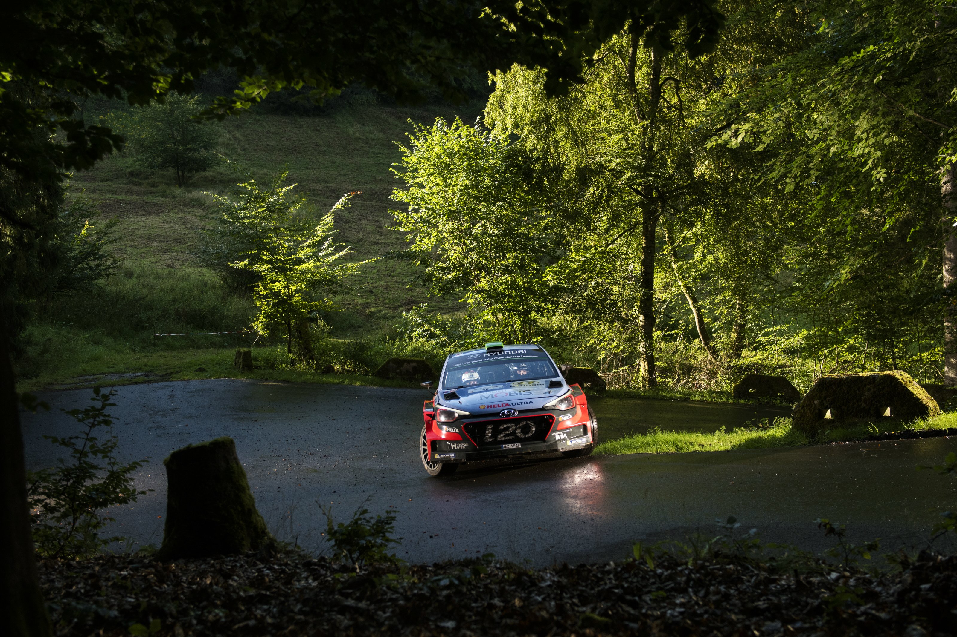 Το Hyundai i20 WRC του Hayden Paddon σε πλάνο από την δεύτερη ημέρα του rally