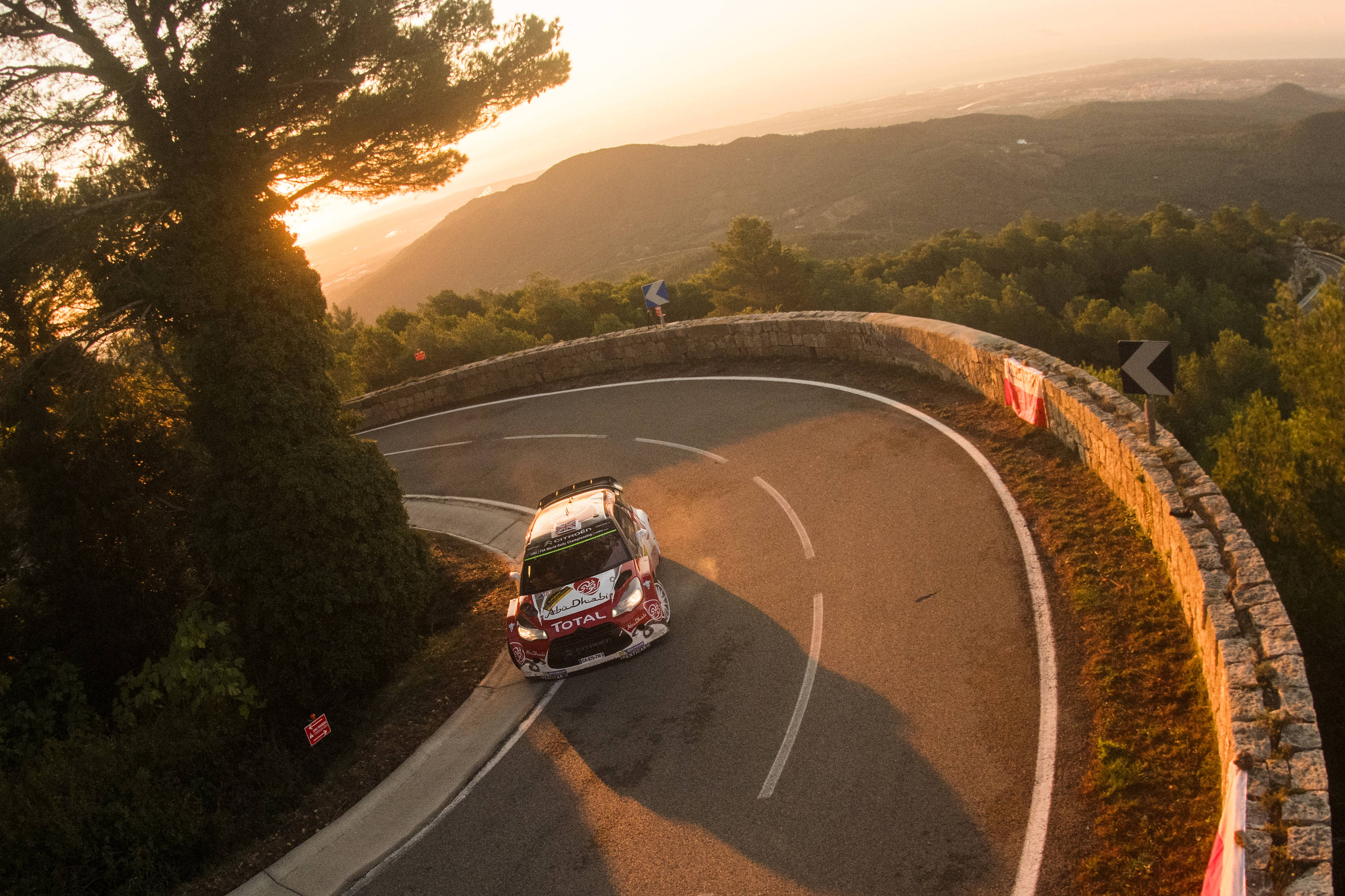 Το όμορφο τοπίο συμπληρώνει το DS3 του Kris Meeke