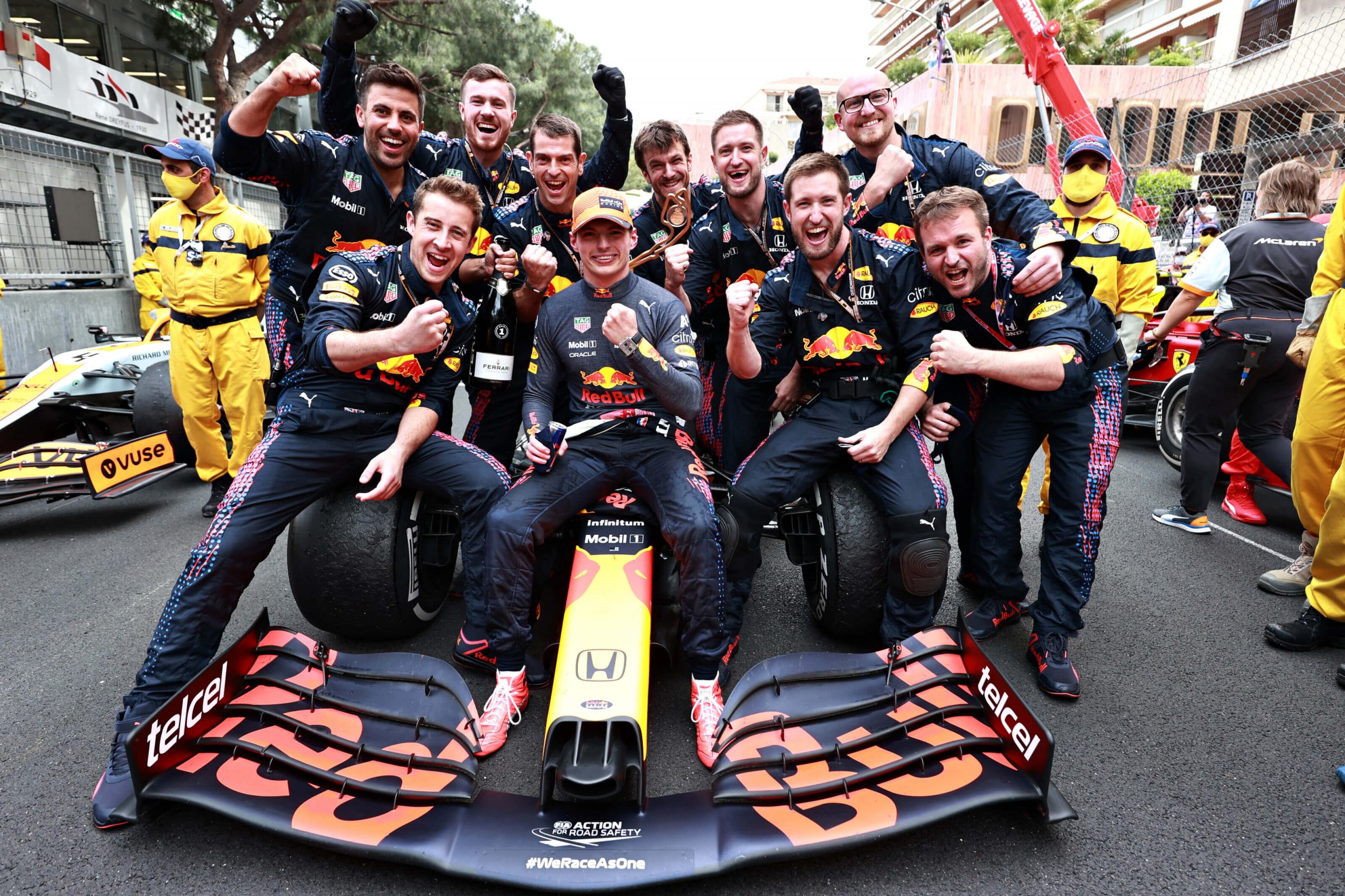 max-verstappen-monaco-grand-prix-2021 celebrating with red bull team